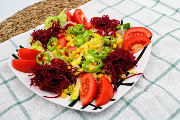 Prato com salada de legumes frescos — Fotografia de Stock