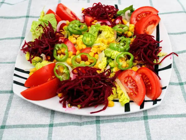 Bord met verse groente salade — Stockfoto