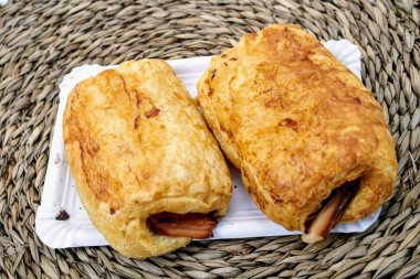 Beyaz bir tabakta çikolatayla doldurulmuş gevrek hamur işleri.