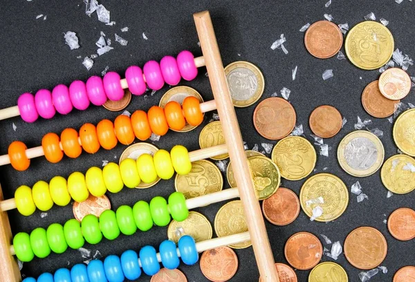 Siyah arkaplanda renkli boncuklu ve bozuk paralı abaküs resmi