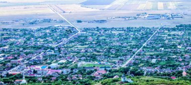 Romanya 'daki bir dağın tepesinden görülen köyün güzel bir resmi.