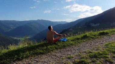 Avusturya, Carinthia, yaz, dağlar, Alpler, güzel hava, vadi manzarası, insanlar meditasyon yapıyor.