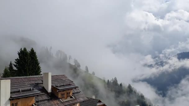 Oostenrijk Karinthië Zomer Bergen Alpen Mist Tijdapsis Huizen Berghellingen — Stockvideo