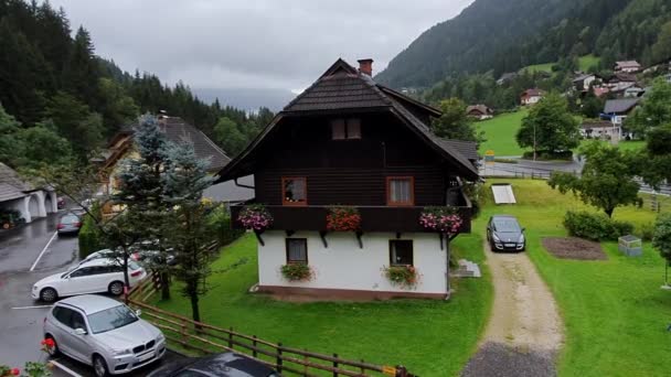 Austria Carinzia Estate Montagne Alpi Villaggio Strada Casa Panorama Nuvoloso — Video Stock