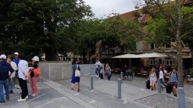 Köprünün yakınındaki caddenin panoraması. Eski binalar. Turistler