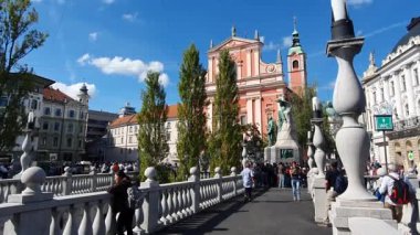 Köprü. Şehir merkezi. Bölgede. Turistler