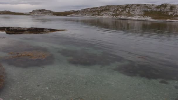 Helder Water Voor Kust Van Fjord Poolnacht — Stockvideo