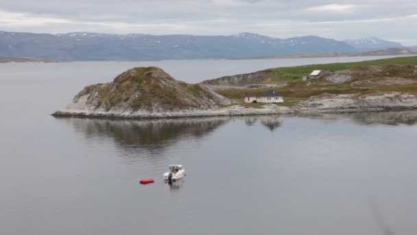 Huis Boot Aan Oever Van Fjord Rust Van Natuur — Stockvideo