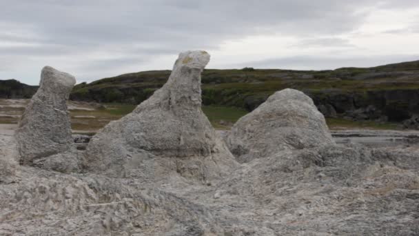 Acantilados Únicos Costa Los Trolls Desgastamiento Inusual Las Piedras — Vídeo de stock