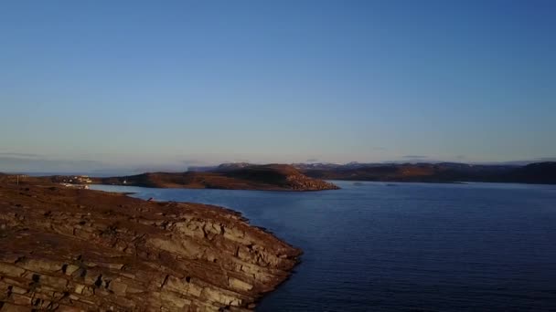 Vliegende Drone Langs Kliffen Van Fjord Nachtzon Speelt Met Kleuren — Stockvideo