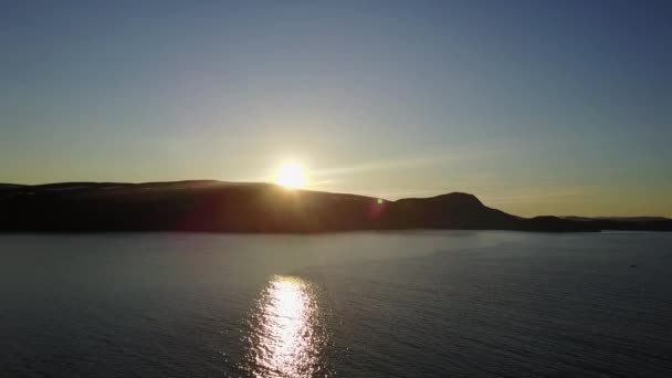 Sol Medianoche Ilumina Fiordo Del Dron Volando Capa Sol Pone — Vídeo de stock