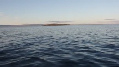 Tekneden Norveç Denizi. Ada ve fiyort görünüyor..