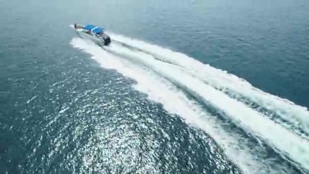 Barco Está Navegando Alta Velocidade Vira Para Ilha Vista Cima — Vídeo de Stock