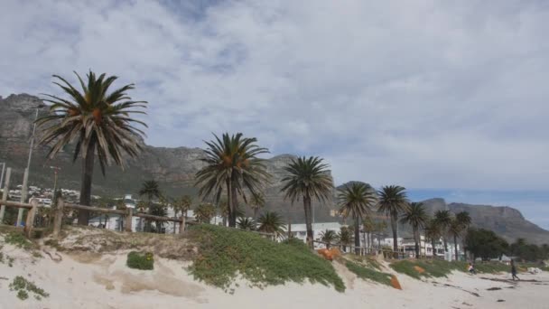 南アフリカ 西ケープ州 パノラマの山々からビーチに 浜辺の人々 — ストック動画