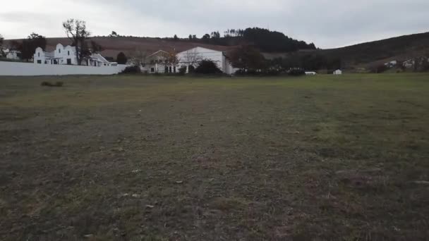 Dél Afrika Nyugat Cape Alacsony Repülő Drón Egy Farmer Háza — Stock videók