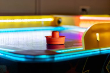 hava hokeyi masası kapsül sapına odaklanmış..