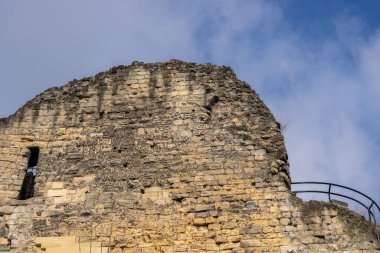 Hollanda Valkenburg 'da bir şatonun kalıntıları. Güneşli bir günde çekilen.