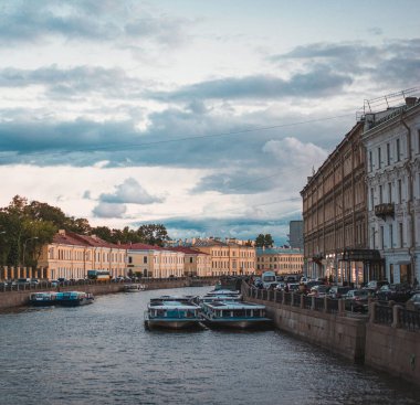 St. Petersburg, Rusya - 5 Haziran 2019, Griboedov Kanalı üzerindeki köprü manzarası ve Nevsky Prospect nehri, şehrin turizm tarihi merkezi, tekne ve tekne gezisi