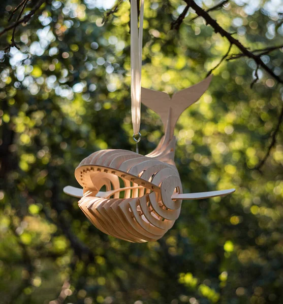 Ballena Diseño Escandinava Minimalista Madera Colgada Árbol Verde Bosque Verano — Foto de Stock