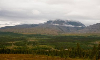 Sana-iz sırtında alçak bulutlar. 