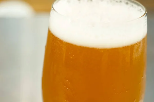 Sklenici piva na stole, sklenku piva na baru. — Stock fotografie