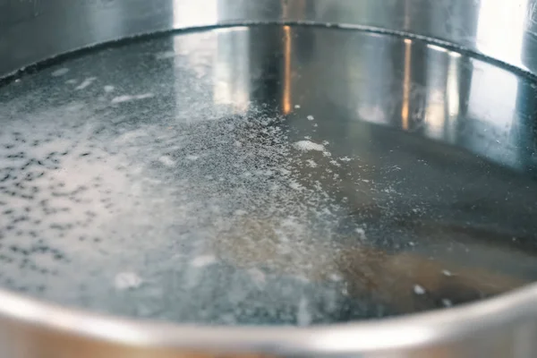 Foam on the surface of the water in a pan. — Stock Photo, Image