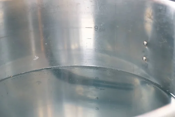 Манометр уровня жидкости в литрах в резервуаре для воды . — стоковое фото