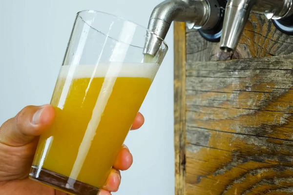 Bardaki musluktan bardağa bira doldurmak. Bira şişeleme. — Stok fotoğraf