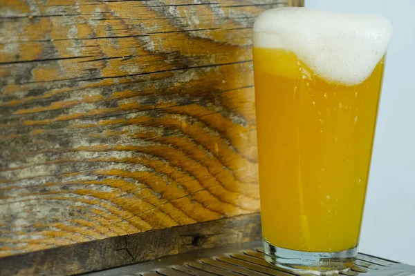 Verter cerveza en un vaso del grifo del bar. Embotellado de cerveza . —  Fotos de Stock