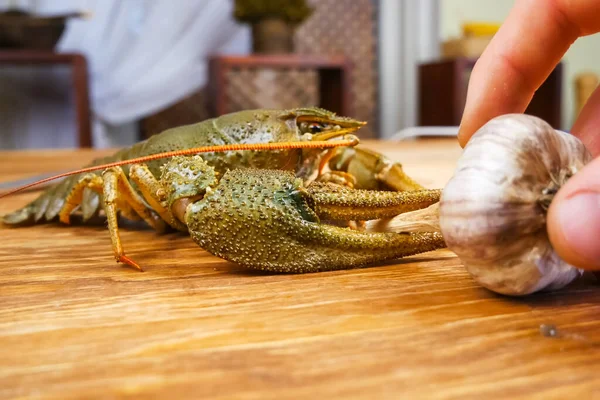 Levende rivierkreeft op tafel. Kreeften bakken. — Stockfoto