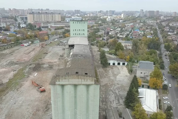 Antiguo ascensor, destrucción de la vieja terminal de grano, demolición — Foto de Stock