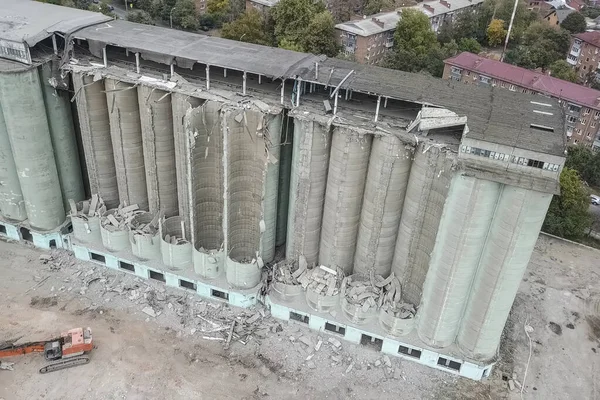 Antiguo ascensor, destrucción de la antigua terminal de grano, demolición de un edificio industrial . — Foto de Stock