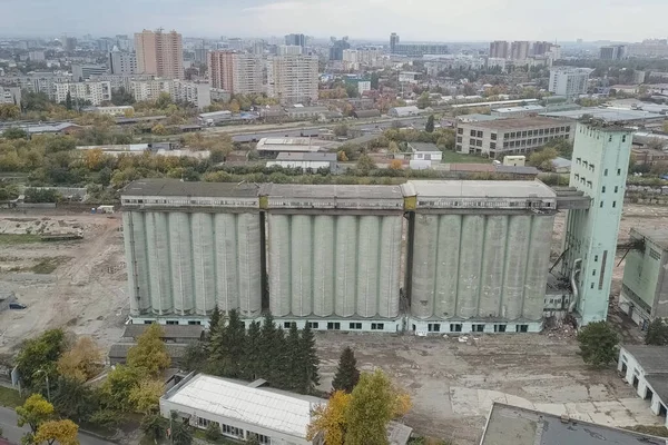 Antiguo ascensor, destrucción de la antigua terminal de grano, demolición de un edificio industrial . — Foto de Stock