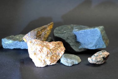 Demir gibi olmayan metal taşlar. Masada taşlar var..