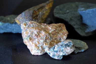Demir gibi olmayan metal taşlar. Masada taşlar var..