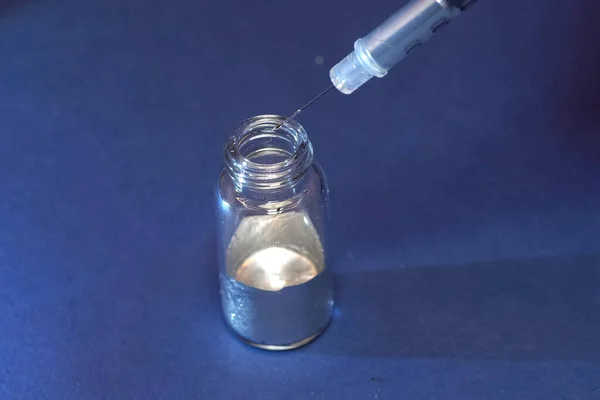 Metal líquido em frasco. Tome metal líquido com uma seringa . — Fotografia de Stock