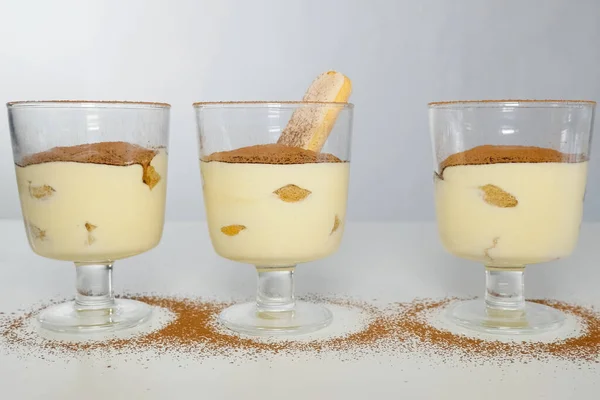 Milkshake com canela em óculos . — Fotografia de Stock