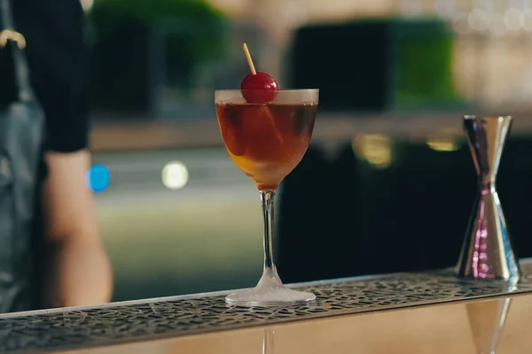 Barman schenkt cocktail in bij bar balie — Stockfoto