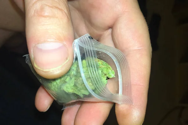 Sac de marijuana dans les mains d'un homme rastaman. Dose de marijua — Photo