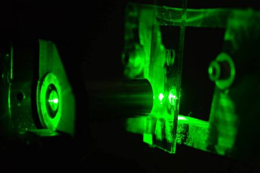 Laboratuvara giriş izni verildi. Karanlıkta yeşil lazer.