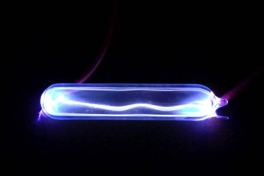 Kripton 'lu bir matarada elektrik yayı. Gaz boşaltımı