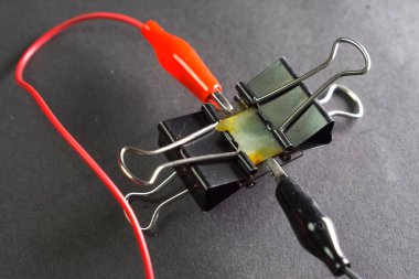 Malzemenin elektriksel iletkenliğini kontrol ediyorum. elektro uzman