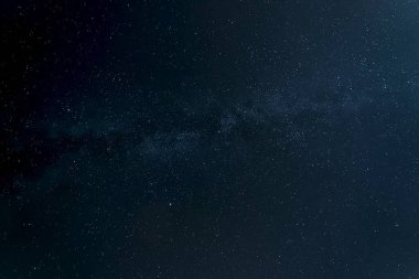 Gece gökyüzündeki yıldızların ve Süt 'ün yıldızlı arkaplan resmi