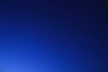 Yıldızlı gökyüzü gece gökyüzündeki yıldızların ve Samanyolu 'nun arkaplan resmi.