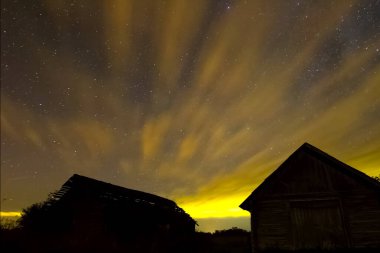 Köydeki ahşap evlerin üzerinde yıldızlı gökyüzü. Yıldızlı gökyüzü gece gökyüzündeki yıldızların ve Samanyolu 'nun arkaplan resmi.