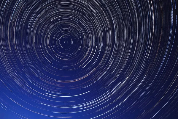 Langzeitbelichtung Sternenhimmel, verdrehte Spuren von Sternen. — Stockfoto