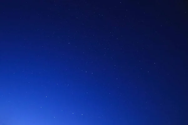 Imagen de fondo del cielo estrellado de estrellas en el cielo nocturno y la Vía Láctea . — Foto de Stock