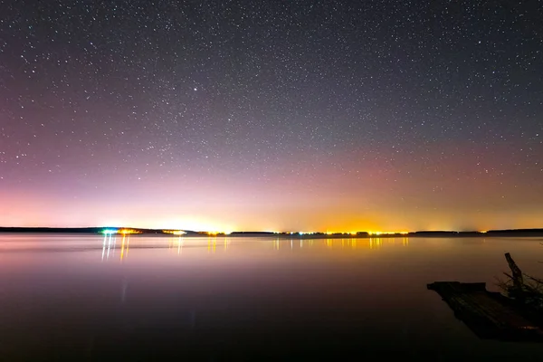 Cielo estrellado sobre el lago. Imagen de fondo del cielo estrellado de estrellas en el cielo nocturno y la Vía Láctea . — Foto de Stock