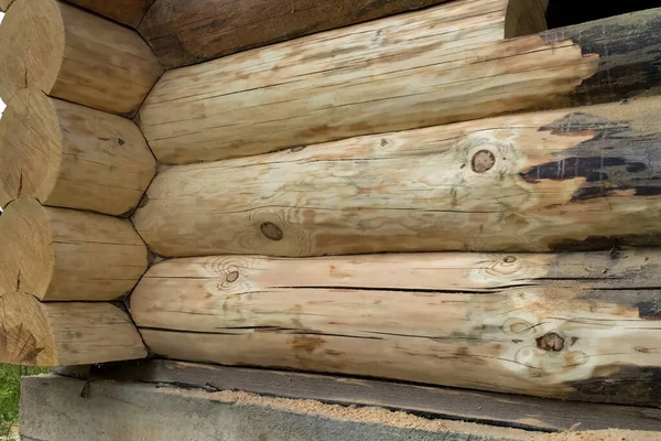 Μαυρισμένο από καιρό σε καιρό ξύλινο σπίτι κορμών, προετοιμασία για δύο — Φωτογραφία Αρχείου