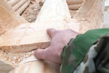 Marangozun eli kütüklerin kavşağında..